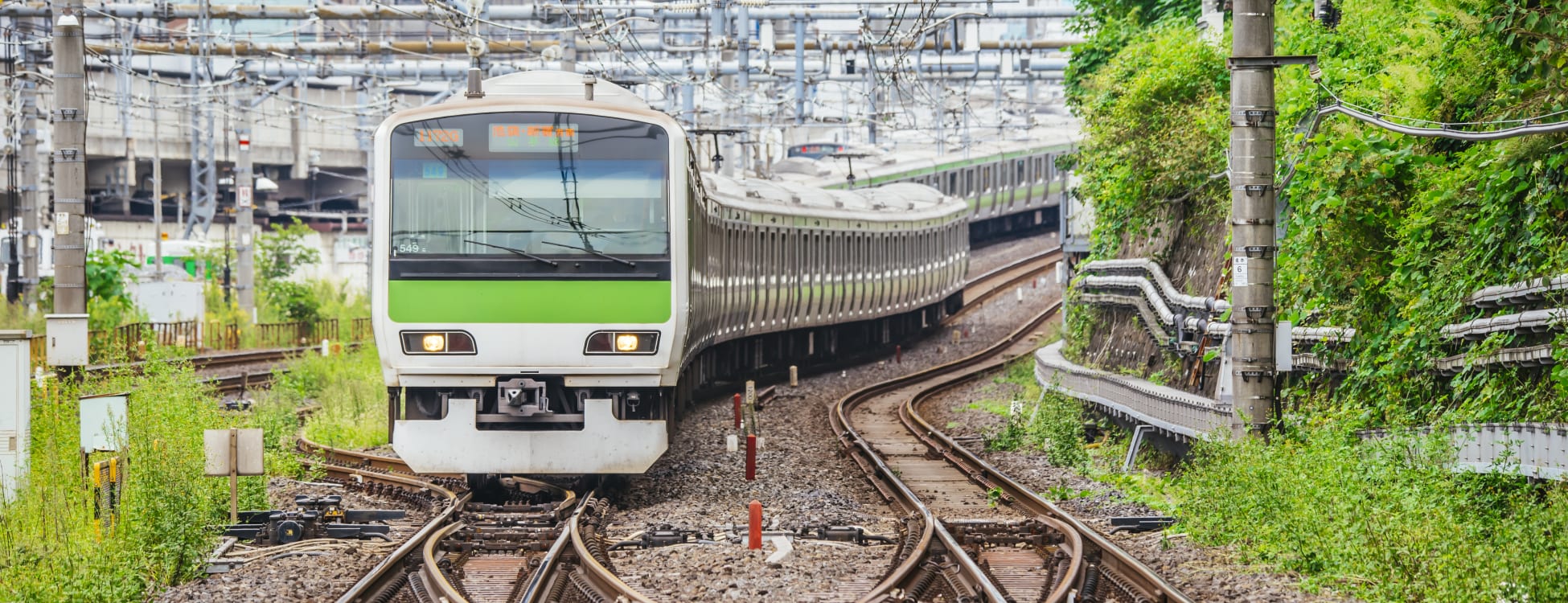 Токио поезда jr. Jr japan. Jr japan railways. Поезд метро токио. Japanese train station sign.